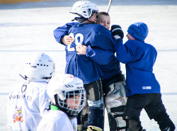 Хоккейную коробку получили в подарок школьники Калининского района